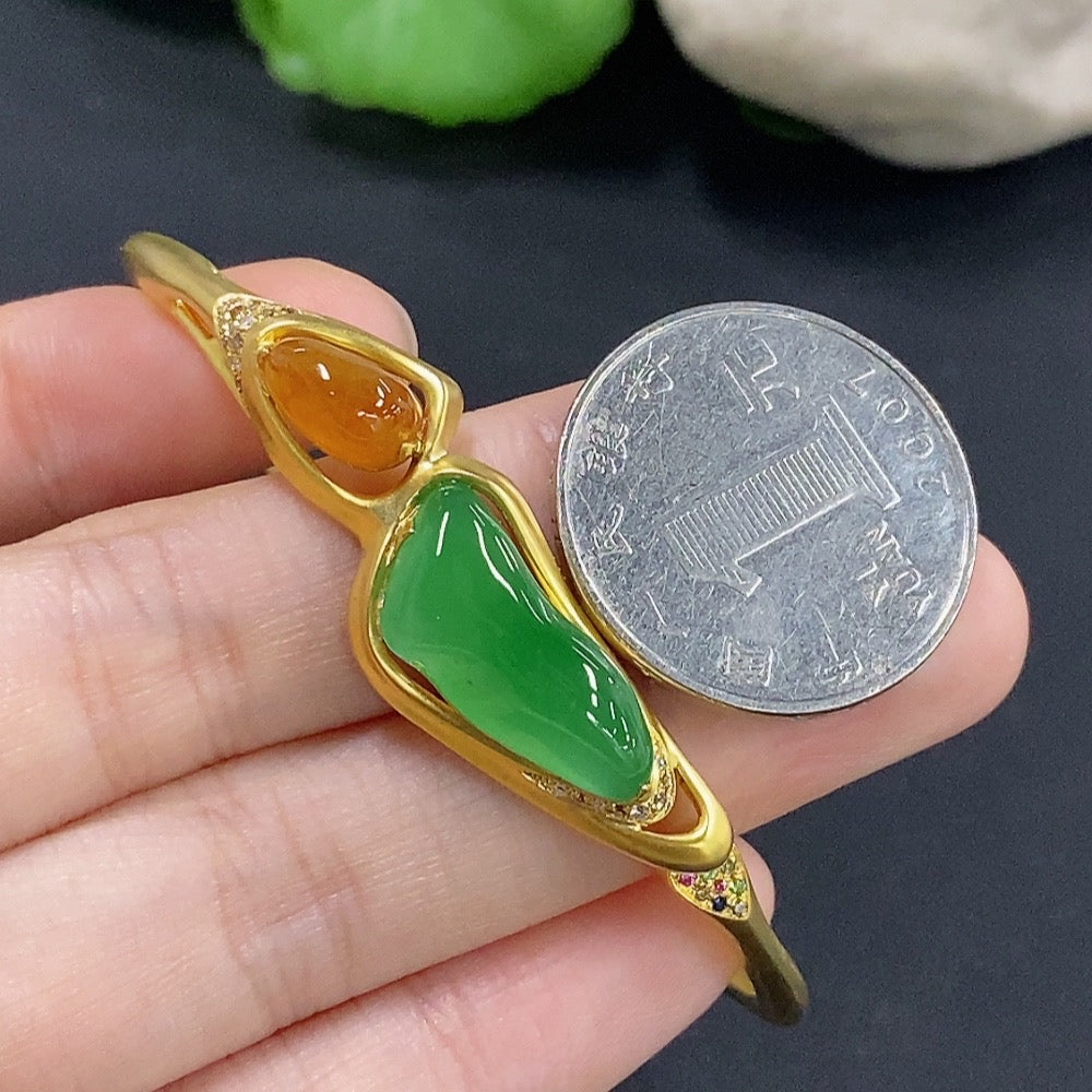 Jadeite inlaid bangle by HKHQ with 18k gold, diamond accents, undetermined color, size 58.1/48.9, weight 16.22g, close-up view