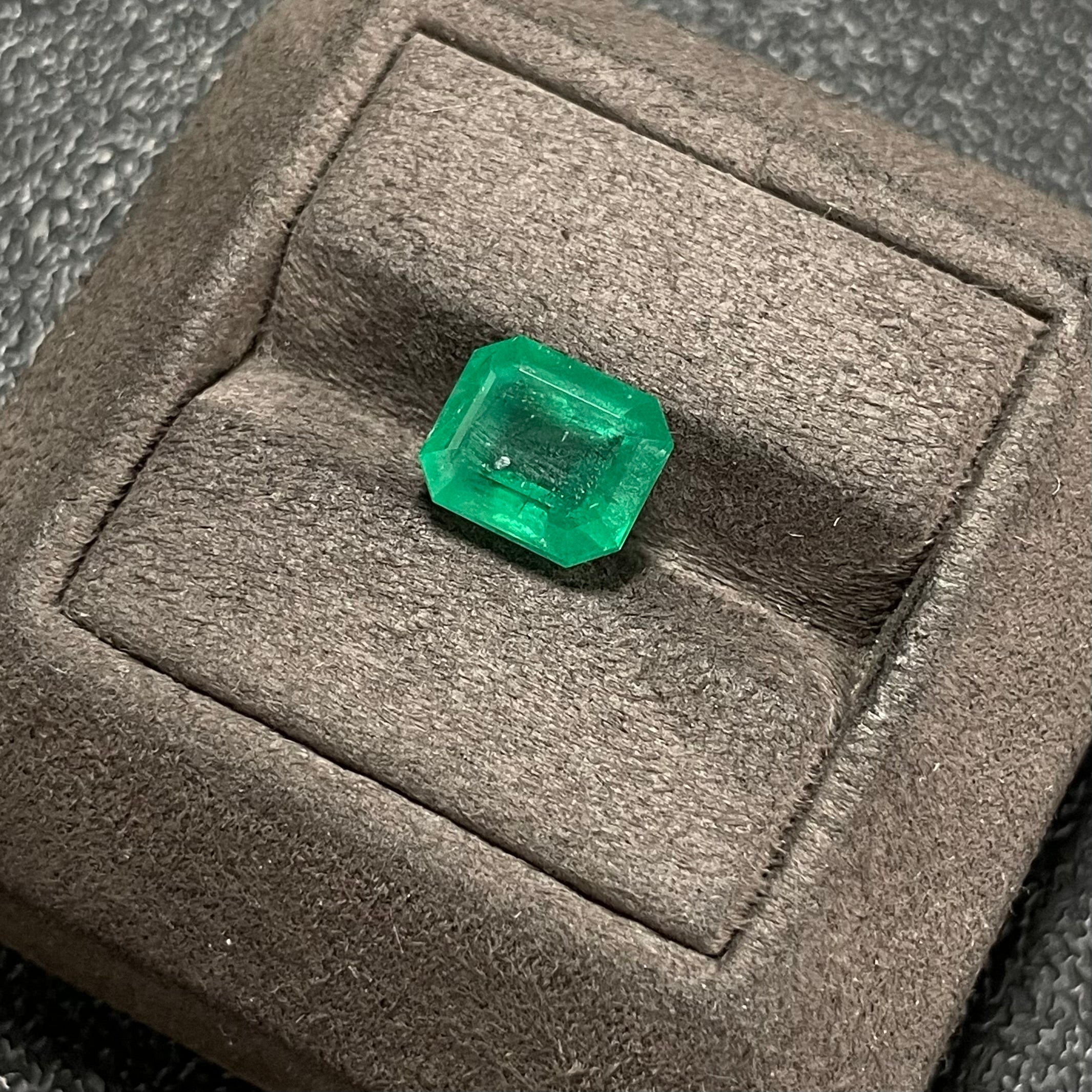 Emerald Rough Stone Clarity Enhanced Total Weight Approx. 4.20ct GILD Certificate: Minor Oil Zambia Origin Vivid Green 4.20ct