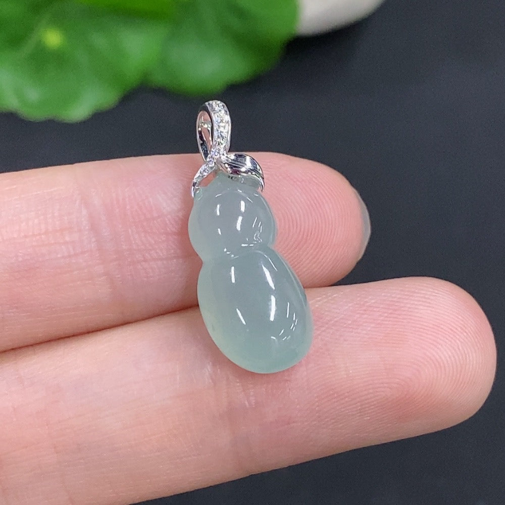 Jadeite Gourd Pendant with 18K Gold Clasp, Total Weight Approx. 2.4g, Non-Diamond