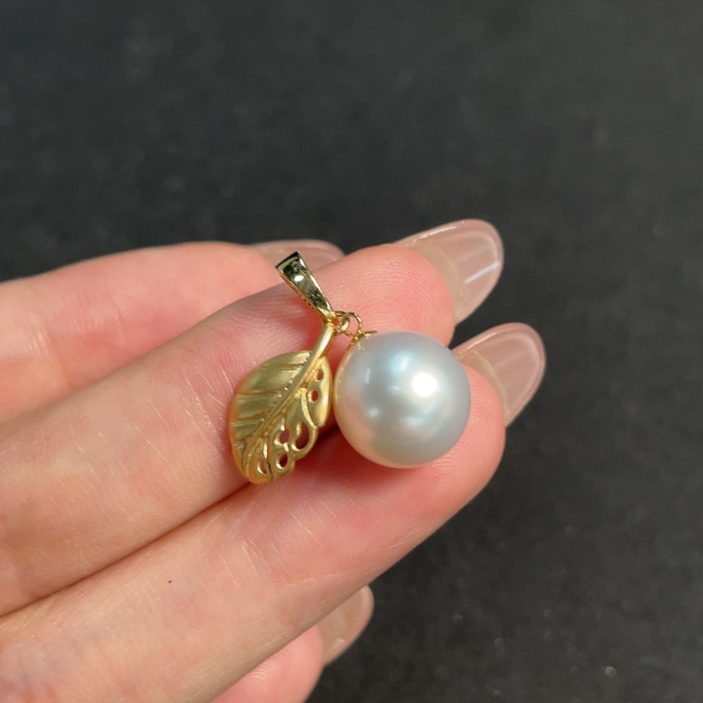 Seawater pearl pendant with 18K gold setting, 10.8mm pearl, HKHQ, elegant jewelry piece with a total weight of 2.94g
