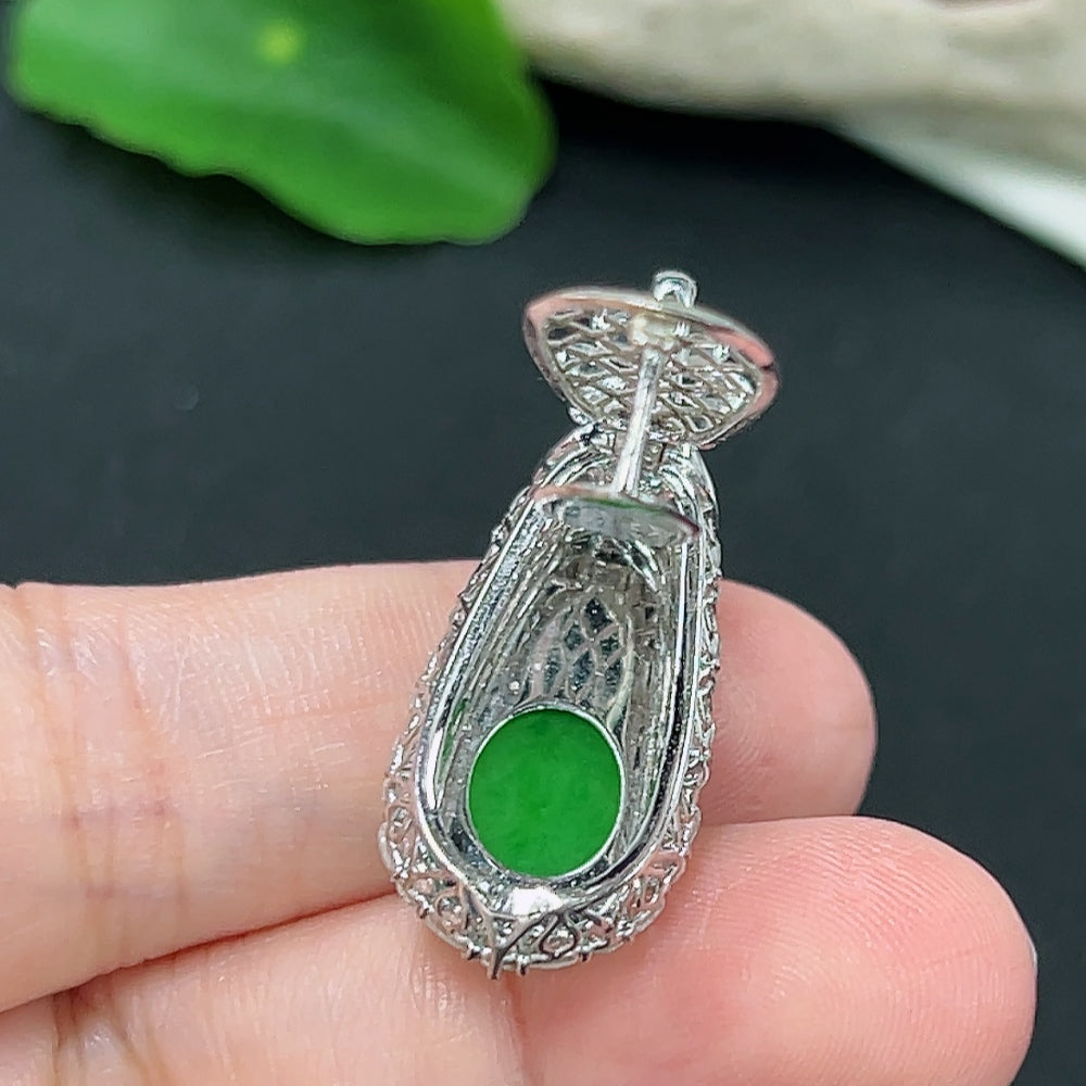 Jadeite auspicious bean pendant in 18K gold with diamond accents, crafted by HKHQ, weighing approximately 4.2 grams.
