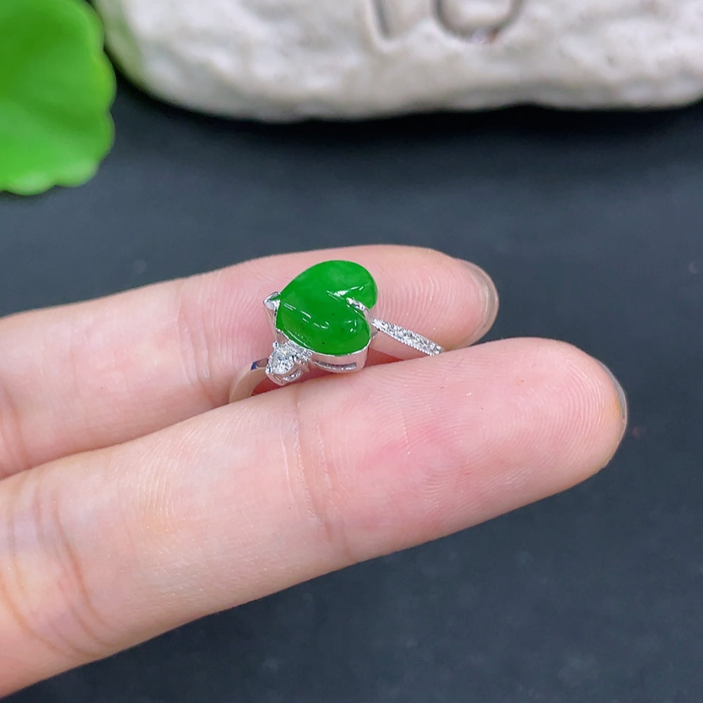 Jadeite Ring 18K Gold with Diamond Side Stones