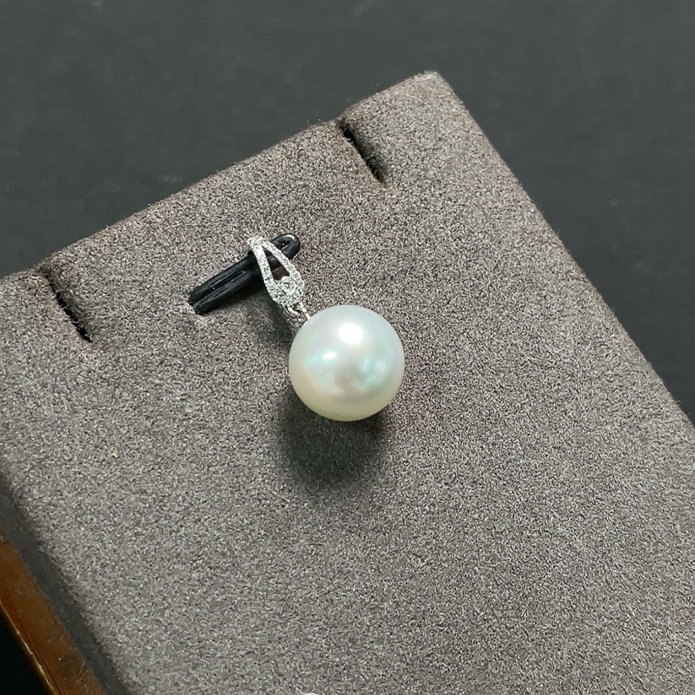 HKHQ seawater pearl pendant in 18K gold with a 10.8mm pearl, weighing approximately 2.16g, featuring natural pearl jewelry.
