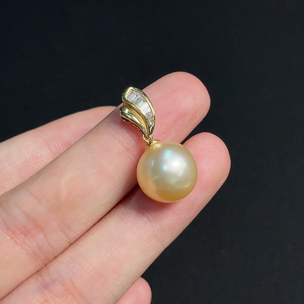 18k seawater pearl pendant with undetermined color origin, accented with diamonds, total weight approximately 3.37g, size about 11.9mm