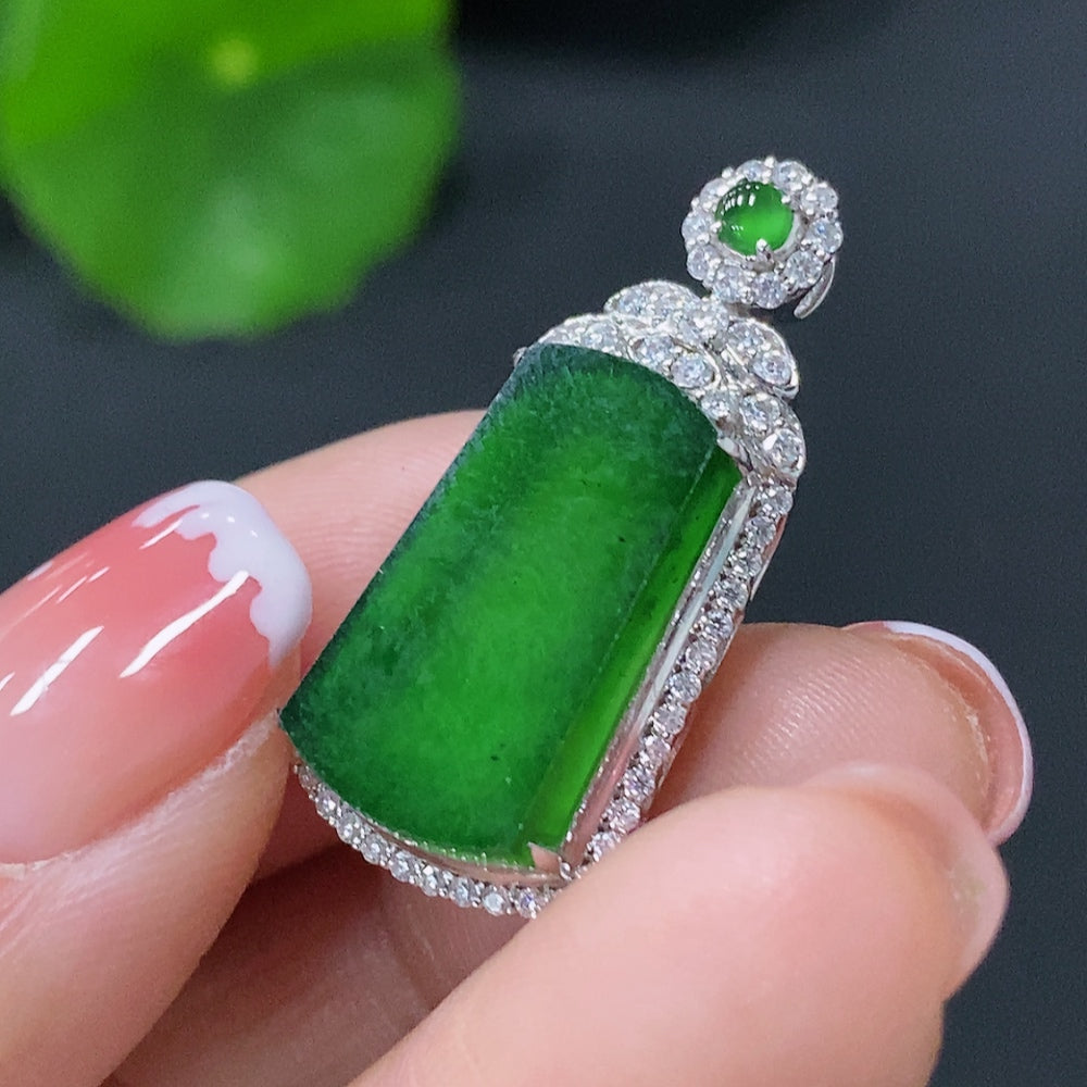 Jadeite Plain Pendant with 18K Gold Mounting Total Weight Approx. 3.5g