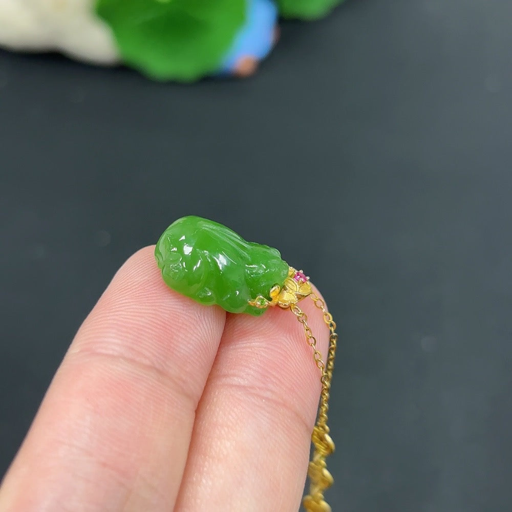 18k Hetian Jade Jasper pendant featuring an auspicious beast design, mounted with inlay, weighs approximately 3.5g including chain.