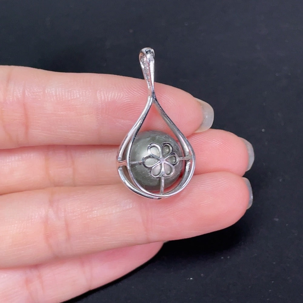 Seawater pearl pendant in 18K gold, approximately 13.2mm, featuring a lustrous pearl on a gold chain, non-diamond jewelry by HKHQ.