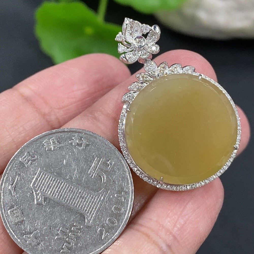 Jadeite Buddha Pendant with 18K Gold Clasp, Total Weight Approximately 4.5g, Set with Diamonds