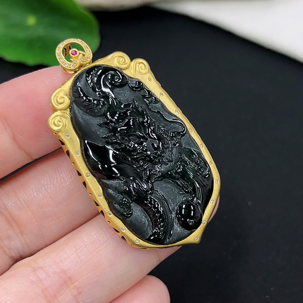 Jadeite Dragon Pendant with 18K Gold (Set with Colorless Diamonds)