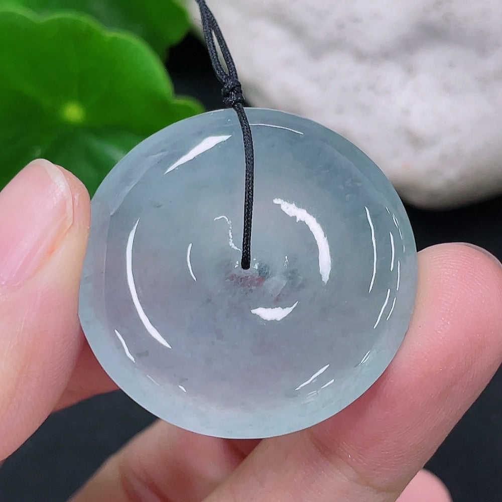 Jadeite pendant with peace knot design, crafted from green jade, weighing approximately 9.72g, by HKHQ.