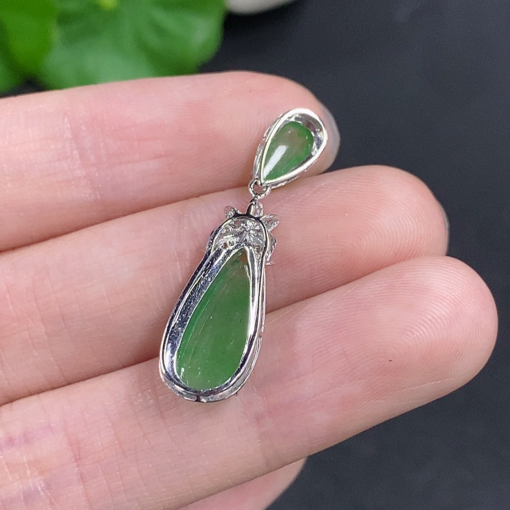 Jadeite teardrop-shaped pendant with 18k gold mounting, total weight approximately 1.6g, accented with diamonds