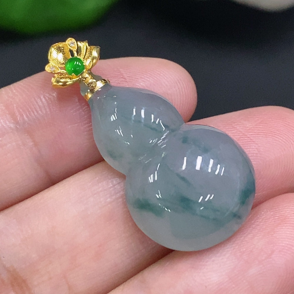 Jadeite Gourd Pendant with 18K Gold Clasp, Total Weight Approximately 4.5g