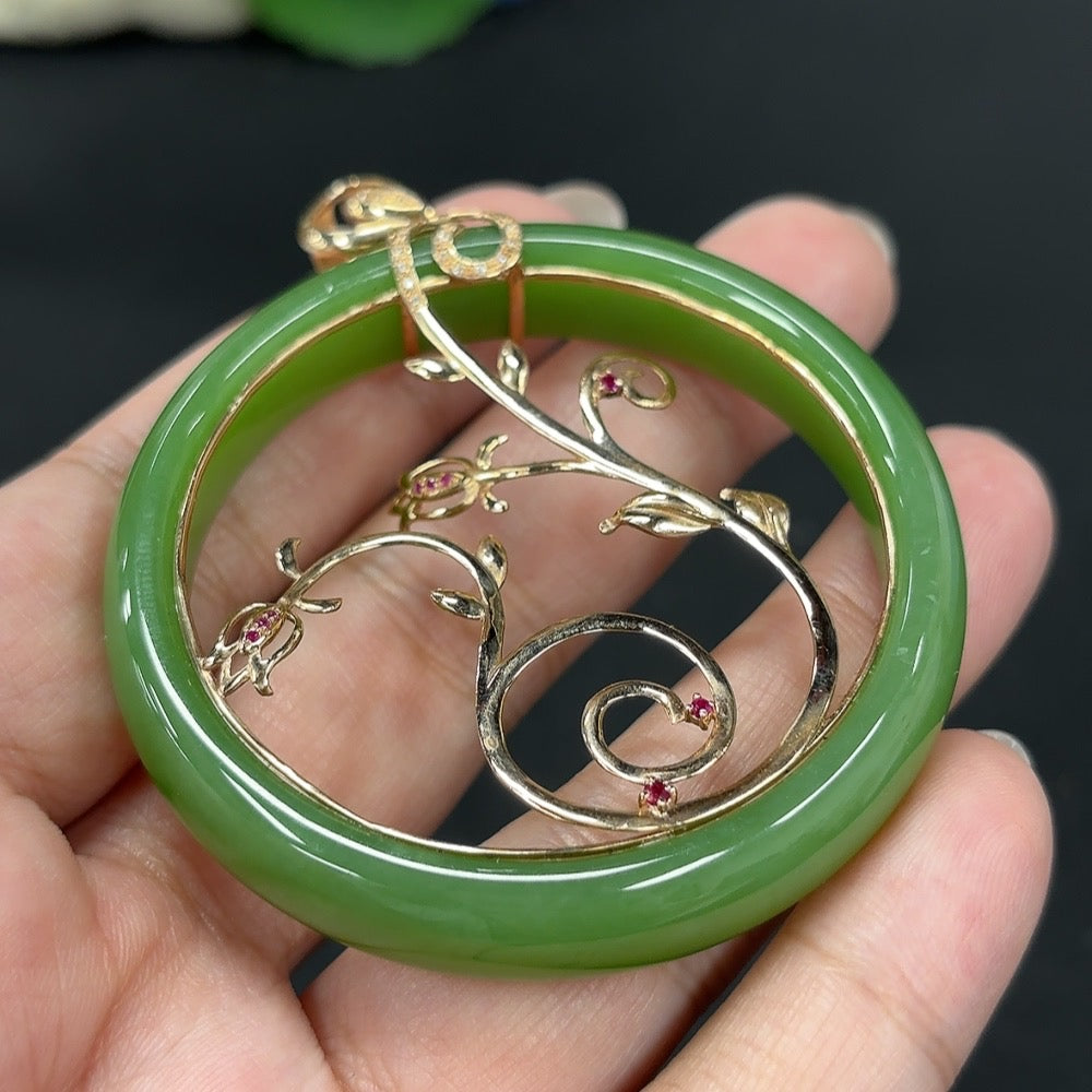 Hetian jade jasper inlaid pendant with 18k gold and diamond accents, weight approximately 25.5g, colorless, by HKHQ.