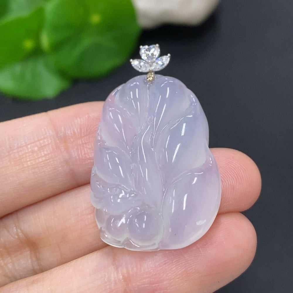 Jadeite nine-tailed fox pendant necklace with 18K gold clasp, crafted by HKHQ, featuring intricate jadeite design and smooth gold finish.