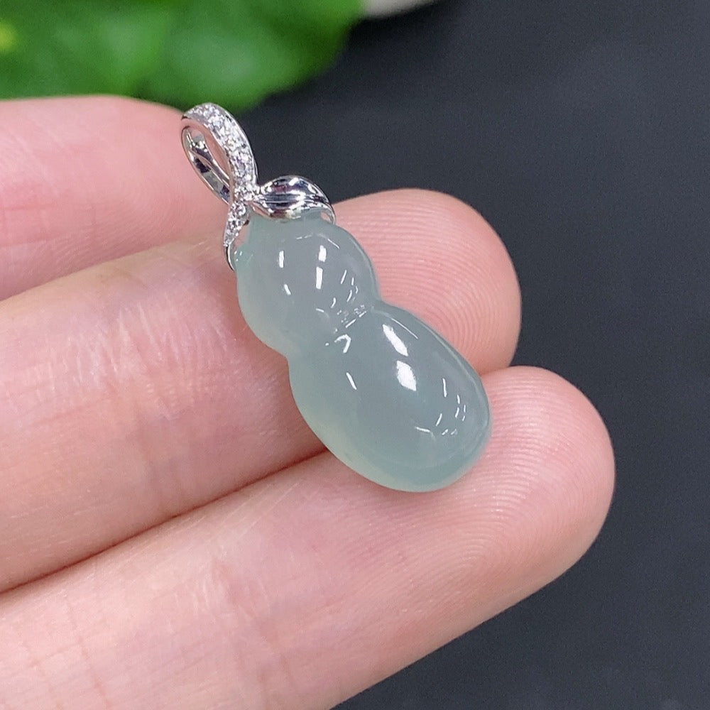 Jadeite Gourd Pendant with 18K Gold Clasp, Total Weight Approx. 2.4g, Non-Diamond