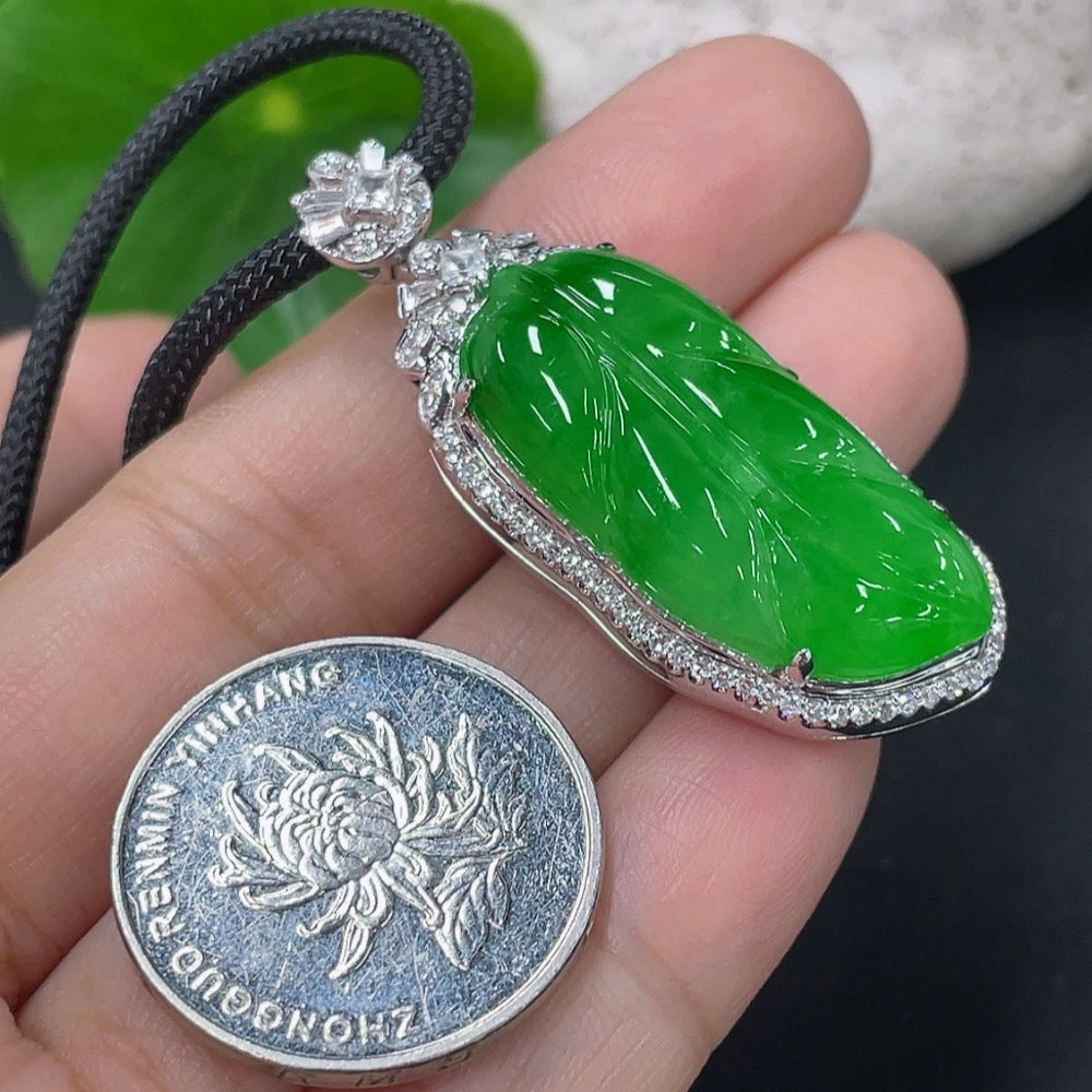 Jadeite inlaid leaf pendant, pendant 18k, the rest non-gold, diamond accents only on the main body (main body non-diamond quantity large 2 pieces small 2 pieces) total weight approx. including rope 15.6g
