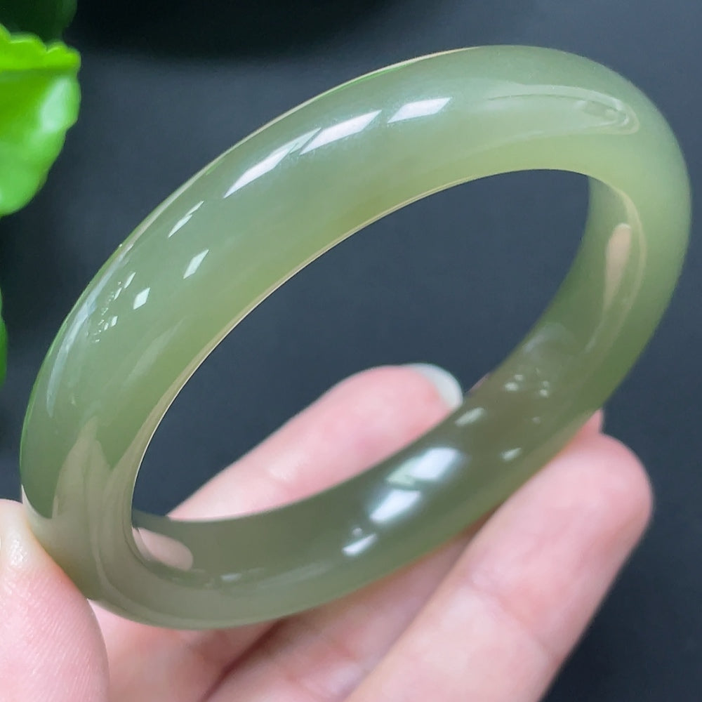 HKHQ Hetian Jade round bracelet with 53.2mm diameter and 43.87g weight, showcasing smooth, polished jade beads.