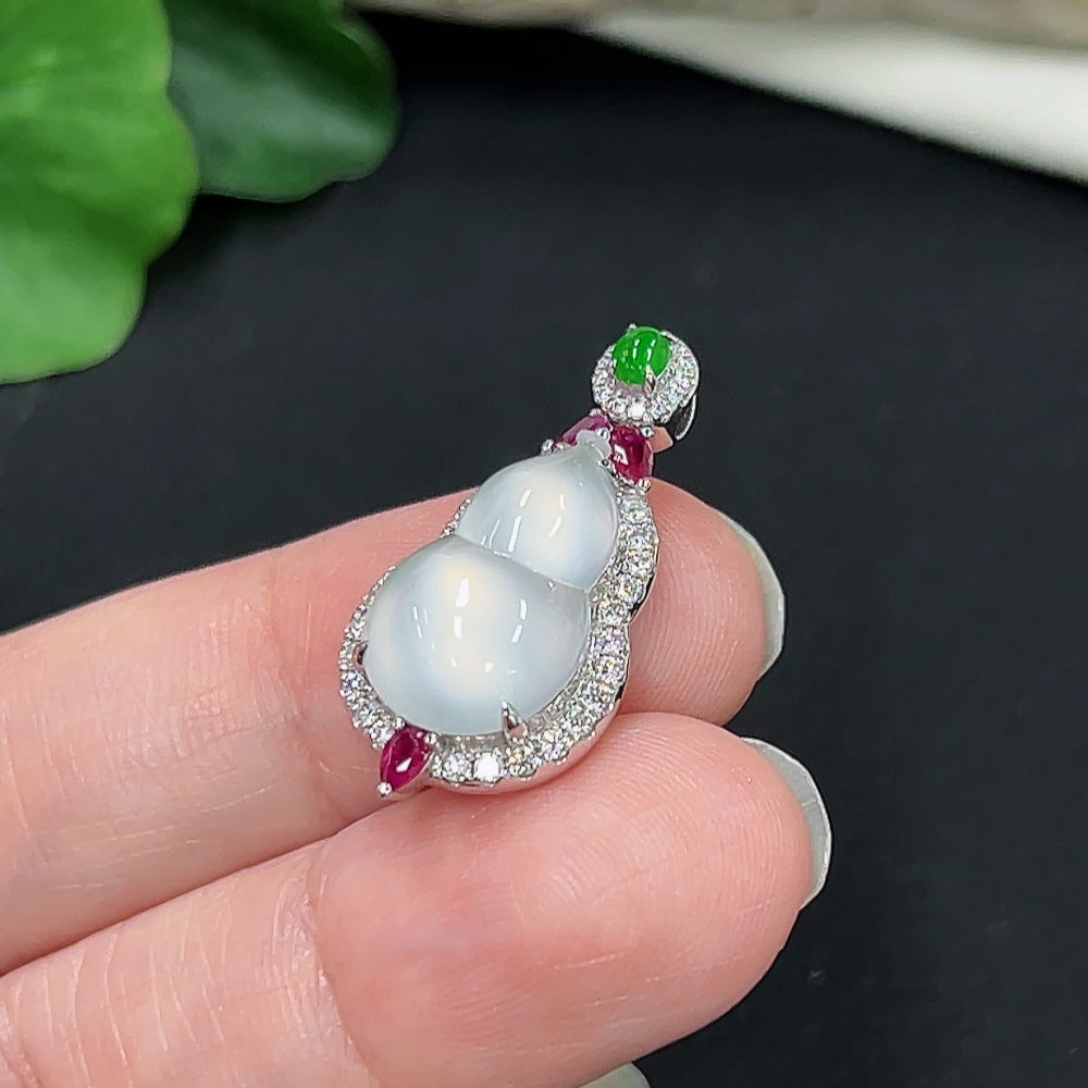 Jadeite Gourd Pendant 18K Gold (Set with Colorless Diamonds)
