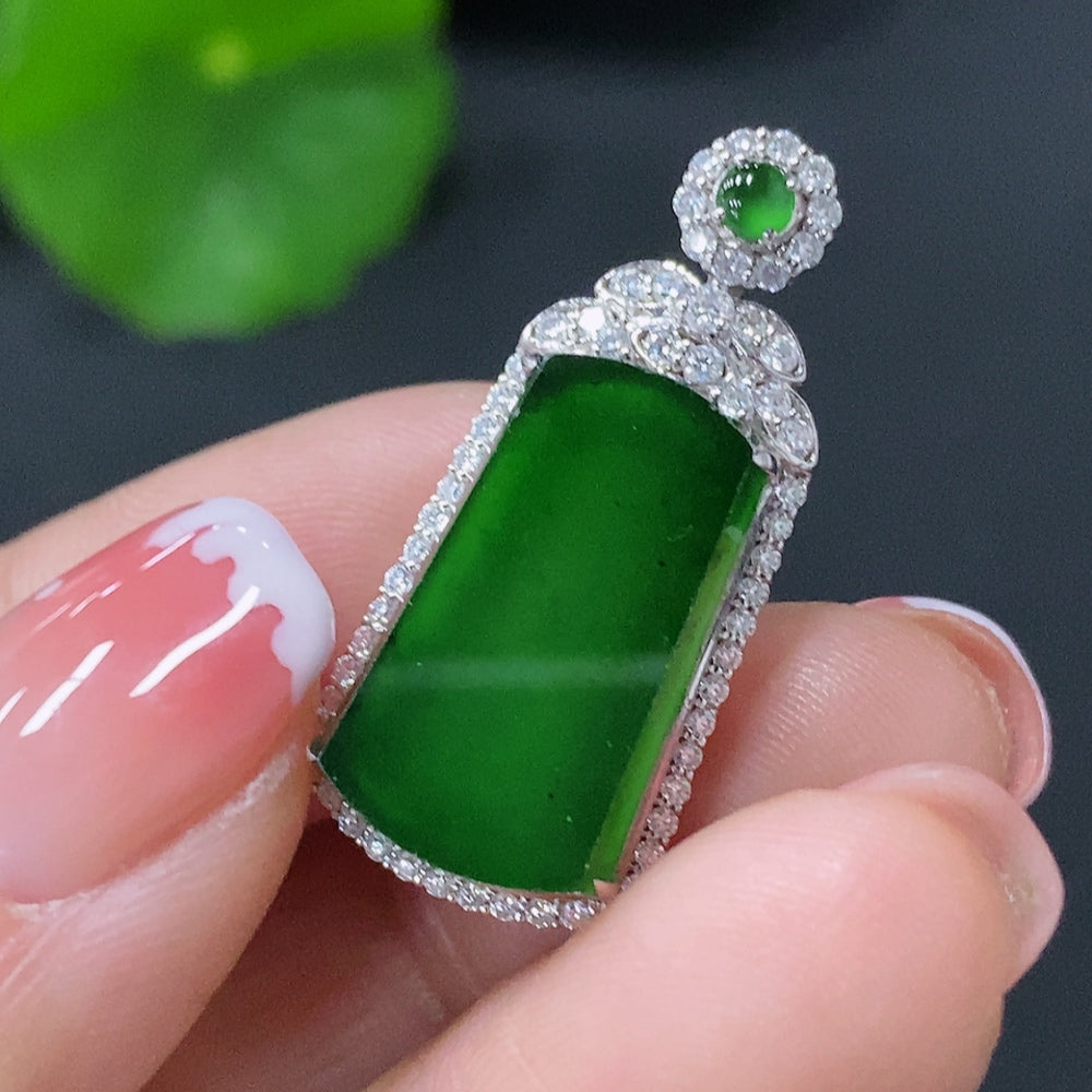 Jadeite Plain Pendant with 18K Gold Mounting Total Weight Approx. 3.5g