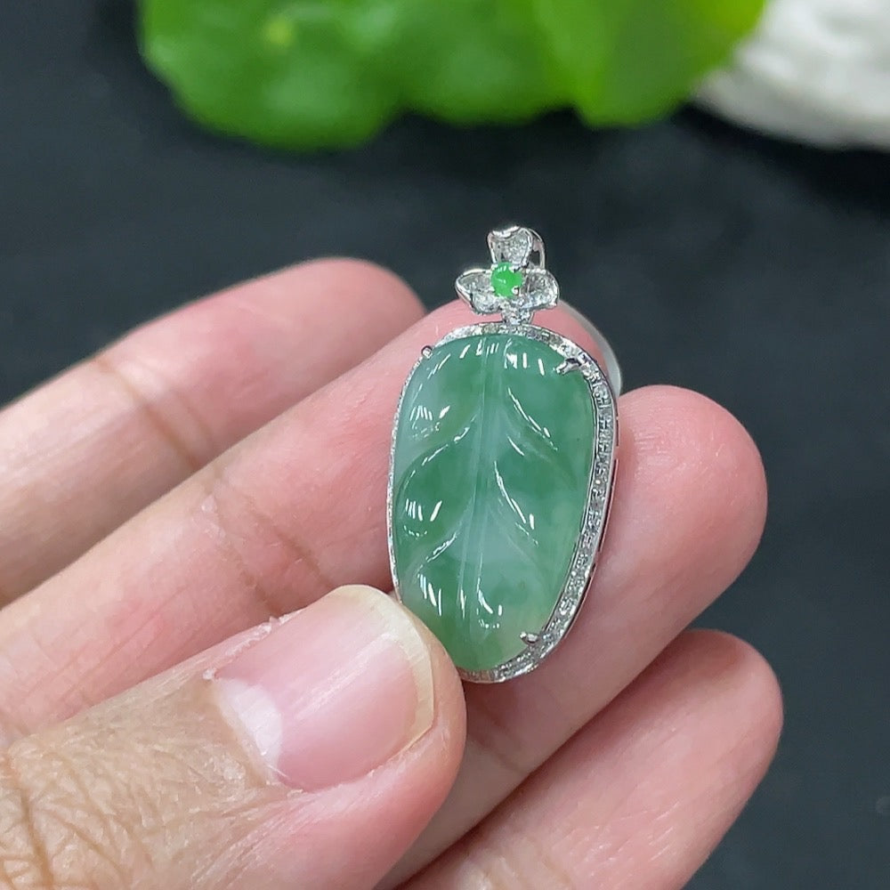 Jadeite Leaf Inlaid Pendant 18k Gold Inlaid Approx. 2.72g