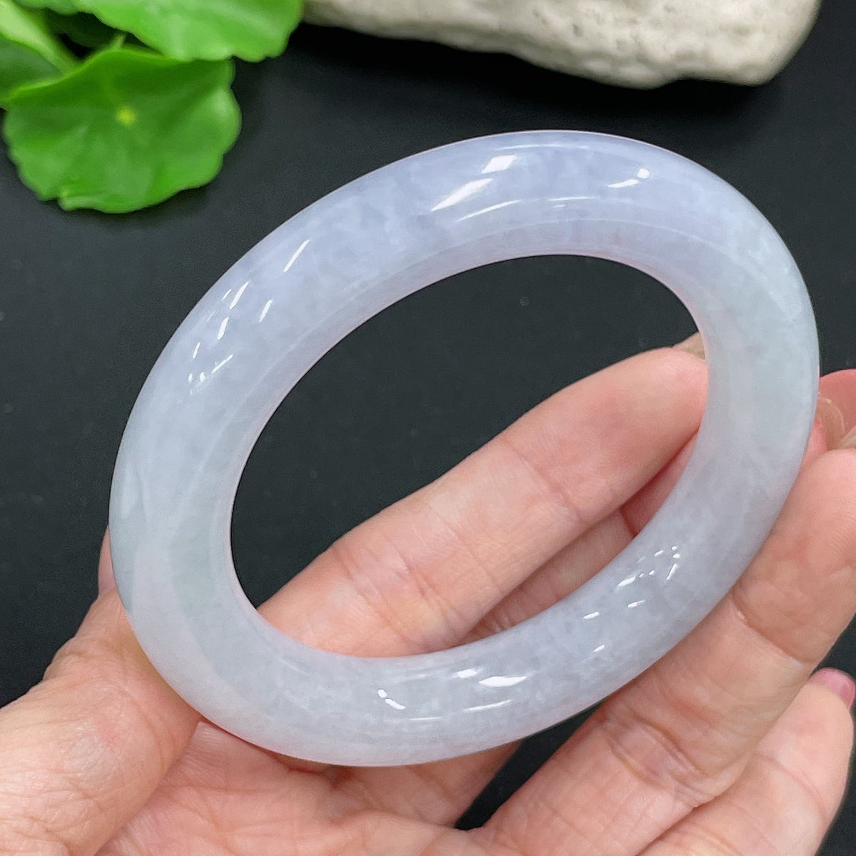 Jadeite round bangle with a smooth surface, weight approximately 70g, size 53, crafted by HKHQ.