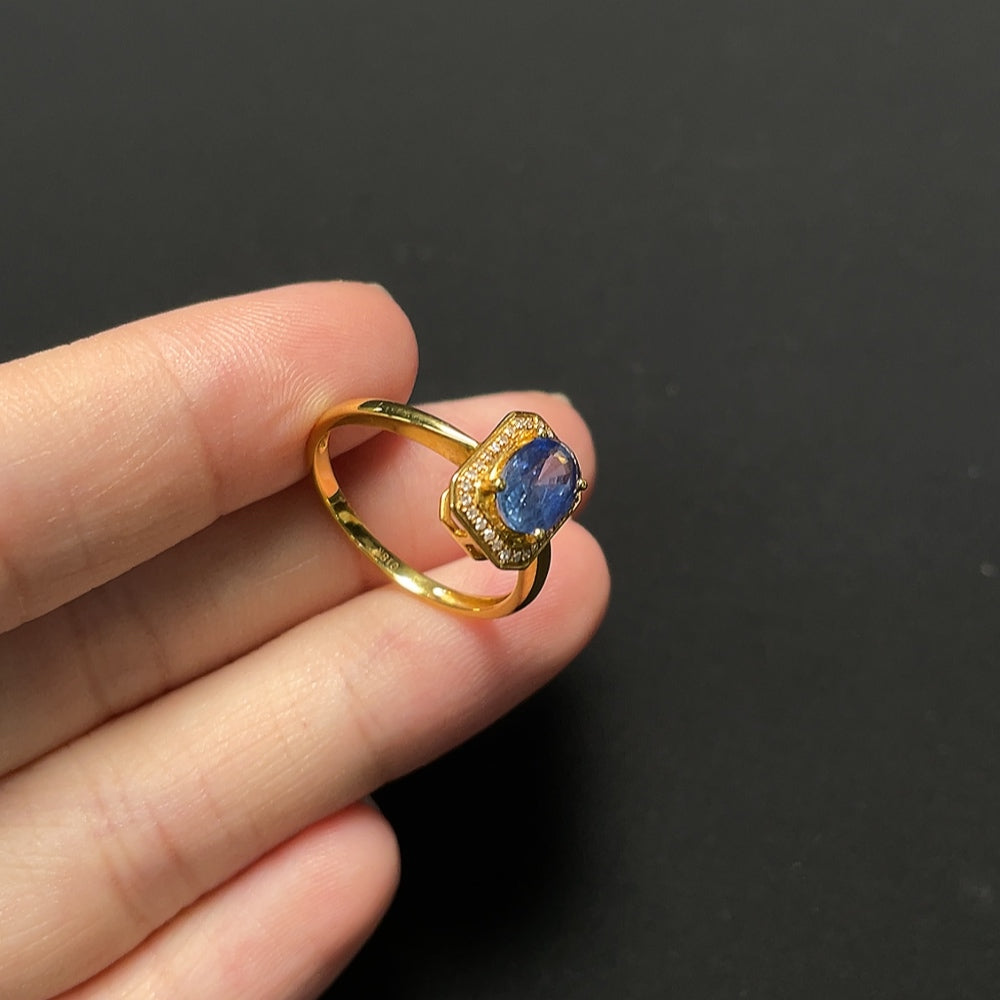 Sapphire ring with diamond accents, 18k gold, color origin undetermined