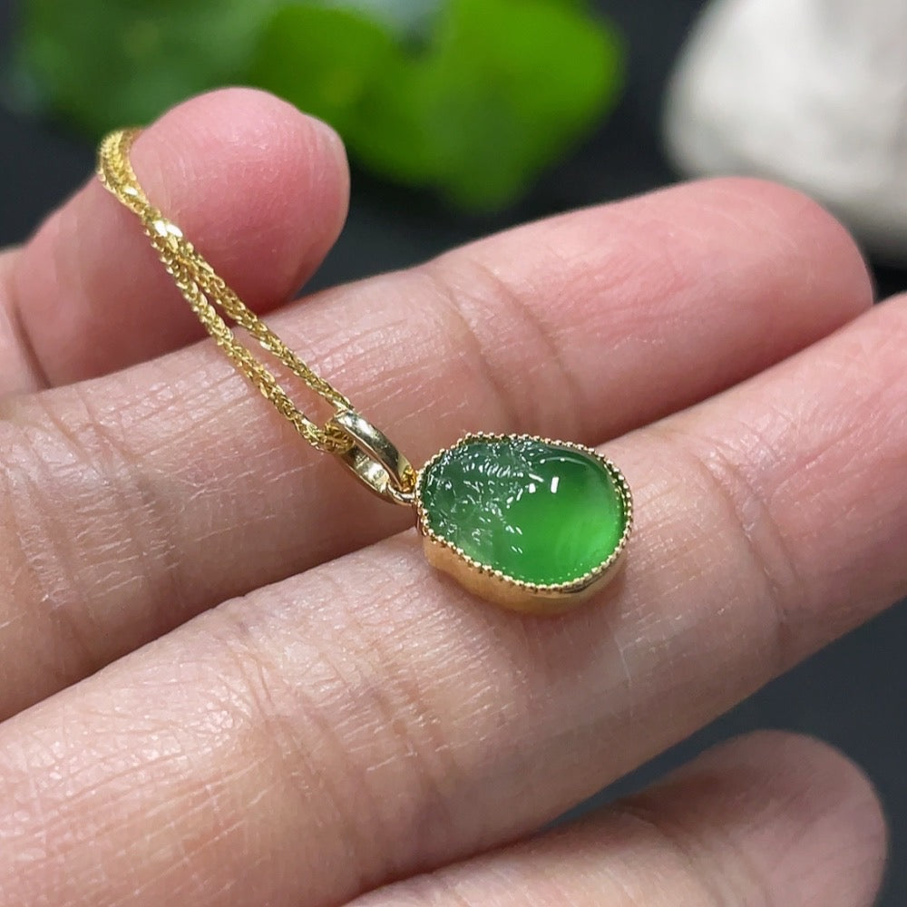 Jadeite Gourd Inlaid Pendant with 18K Gold Inlaid Main Body and Chain, Total Weight Approximately 2.4g