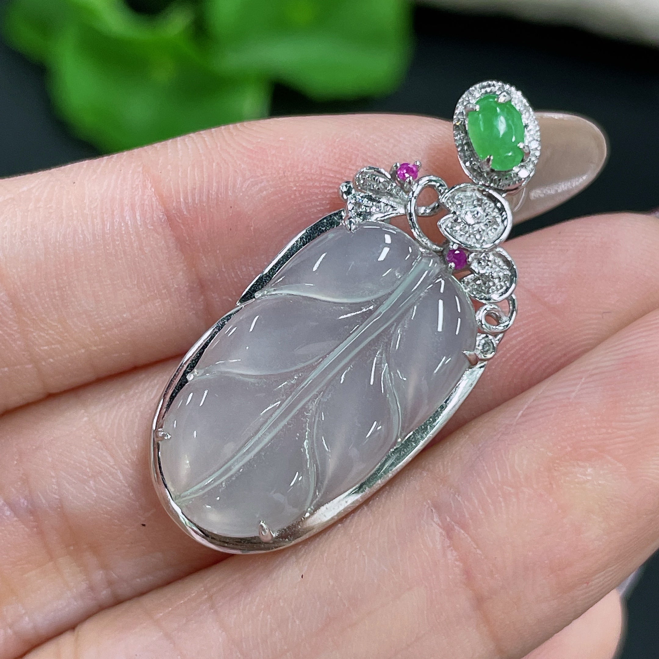 Jadeite Pendant Leaf 18K Gold Inlaid with Diamond Colorless Total Weight Approx. 3.28g