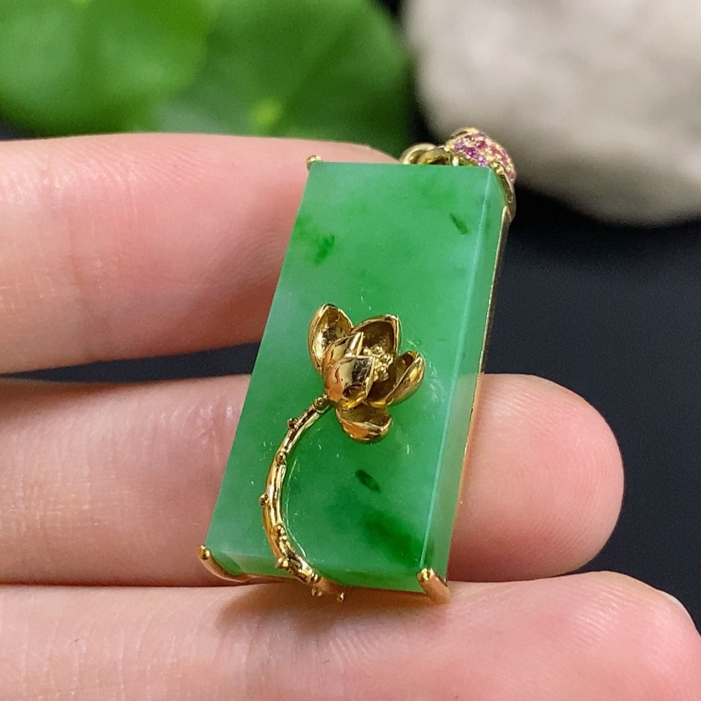 Jadeite inlaid pendant with gold accents, weighing approximately 7.1g, featuring intricate craftsmanship and a polished finish.