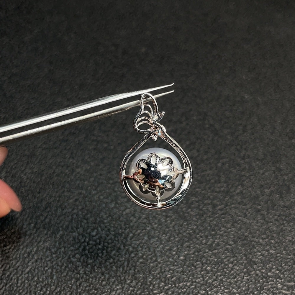 Seawater Pearl Pendant Set in 18K Gold, Approximately 13mm, Total Weight About 5.37g