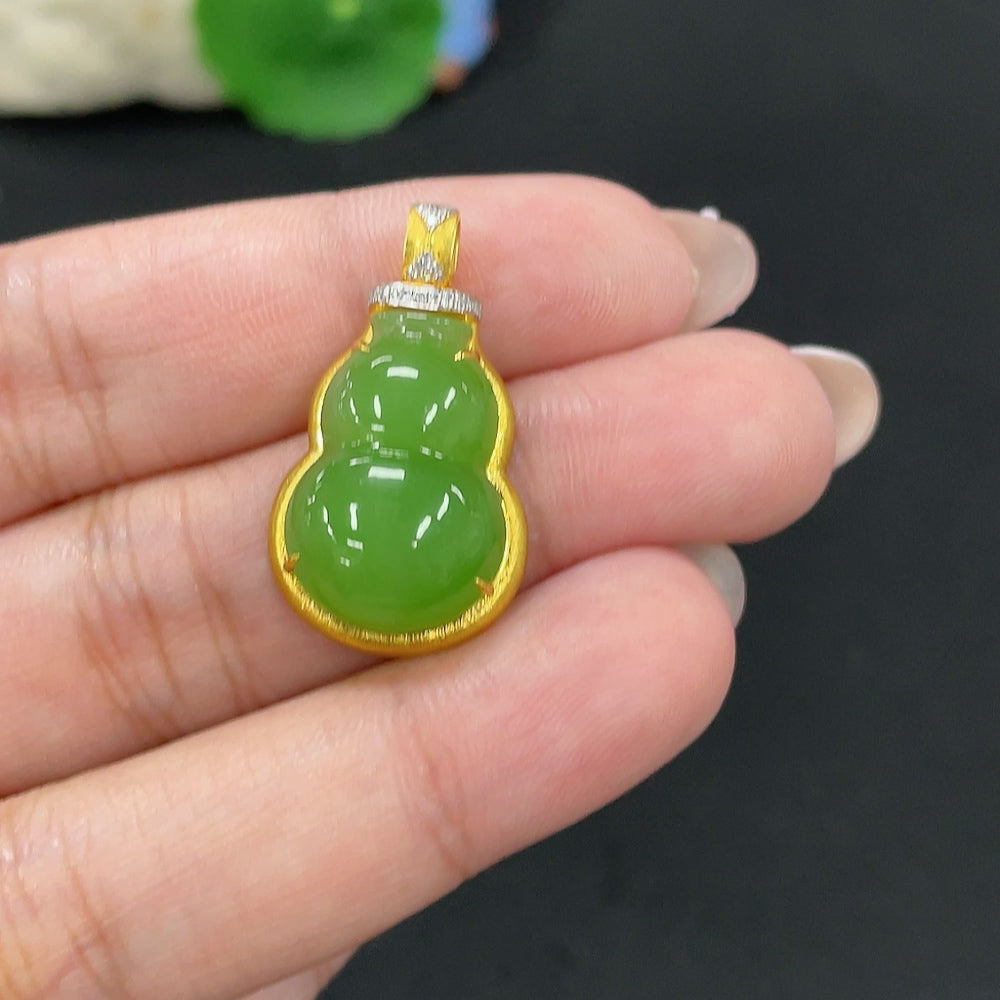 Hetian Jade Jasper Inlaid Pendant Gourd Total Weight Approx. 3.5g 18k with Diamond Accents