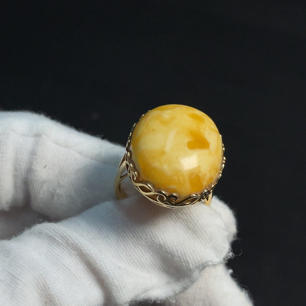 Amber beeswax ring with unmarked 18K gold band, size 14.5, featuring gemstone accents, weighing approximately 4.94g.