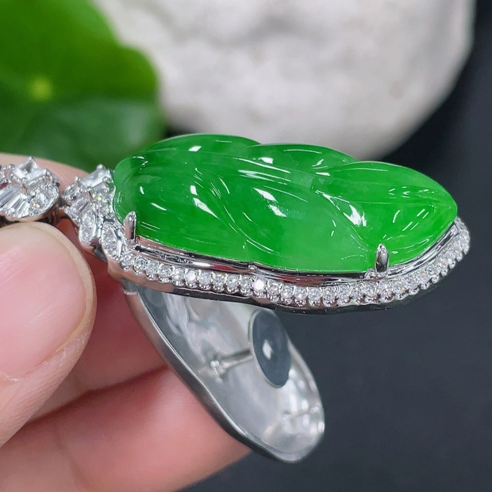Jadeite inlaid leaf pendant, pendant 18k, the rest non-gold, diamond accents only on the main body (main body non-diamond quantity large 2 pieces small 2 pieces) total weight approx. including rope 15.6g