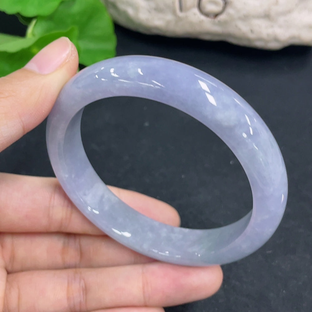 Elegant jadeite round bangle from HKHQ featuring smooth, polished jade with a classic circular design.