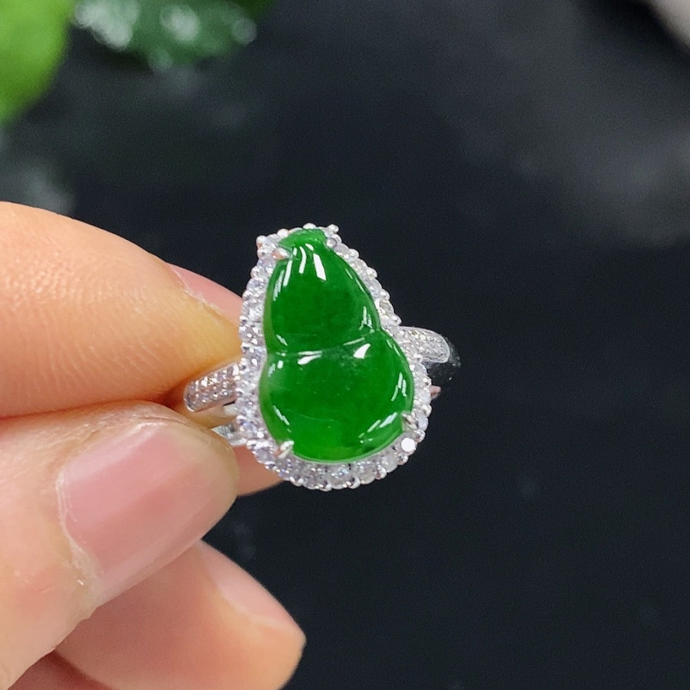 Jadeite Gourd Inlaid Ring (18K Gold)