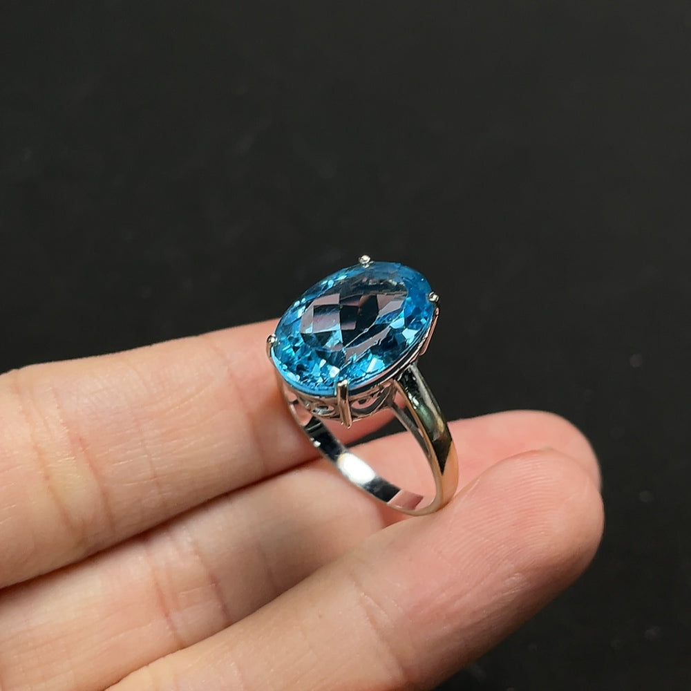 Topaz ring, color origin undetermined, 18K gold