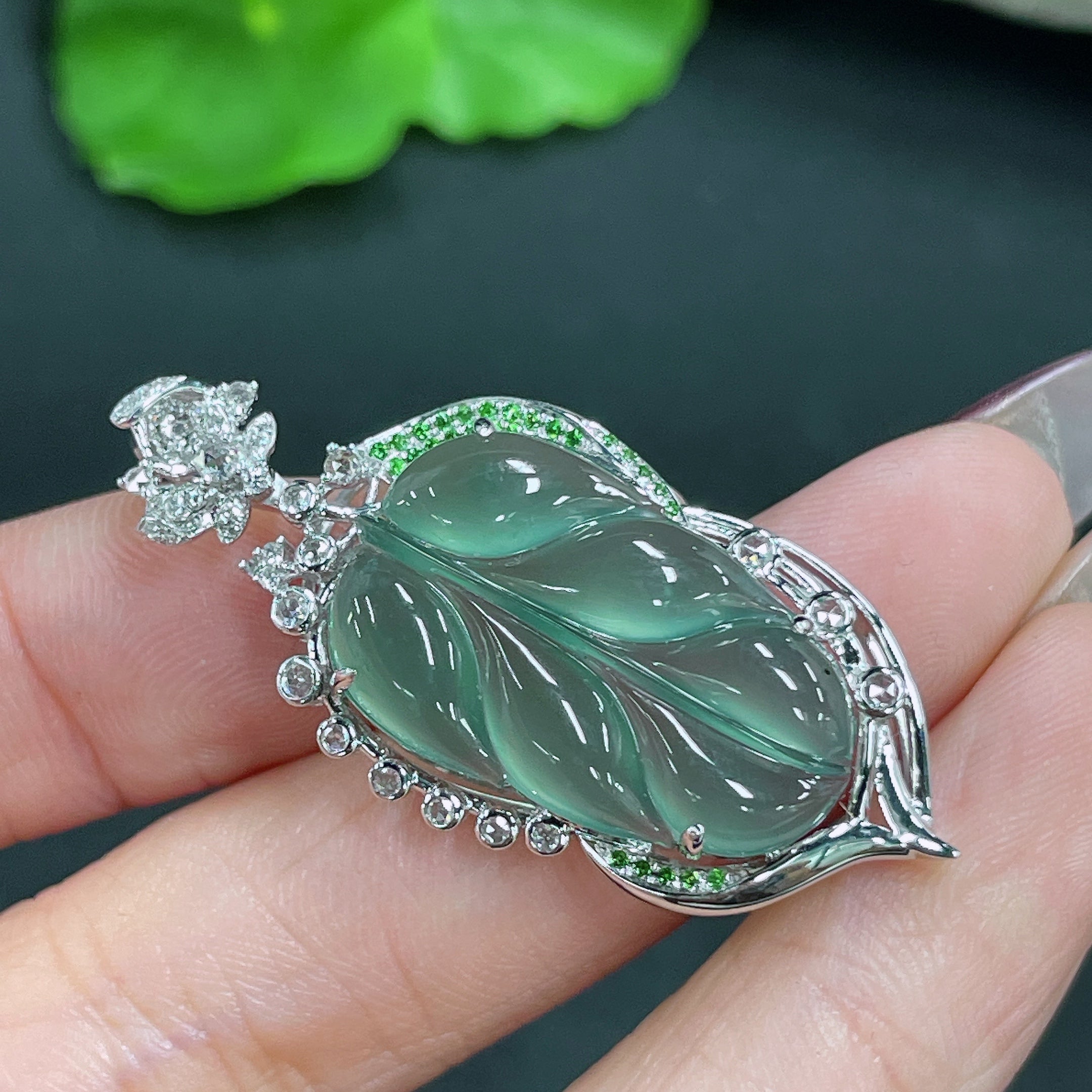 Jadeite Pendant Leaf 18k Gold Inlaid with Diamond Colorless Total Weight Approx. 6.7g