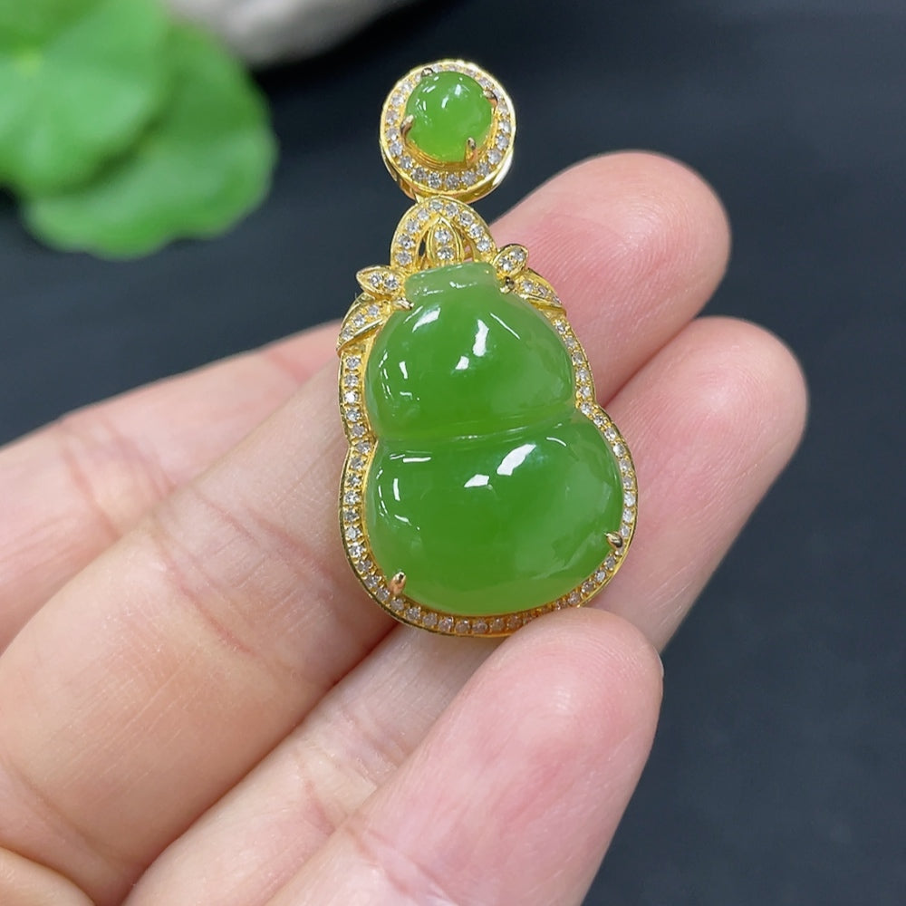 Hetian jade inlaid gourd pendant with 18k gold and diamond accents, featuring intricate craftsmanship and a polished finish.