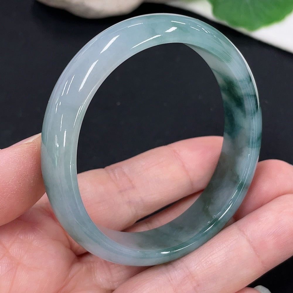 Jadeite concubine bracelet with 52/46.8 size, crafted from green jade, weighing approximately 37.6g, by HKHQ.