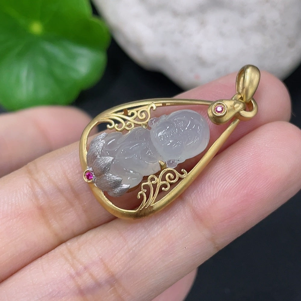 Jadeite Inlaid Pendant Inlaid with approximately 72% Au Total product weight approximately 4.42g