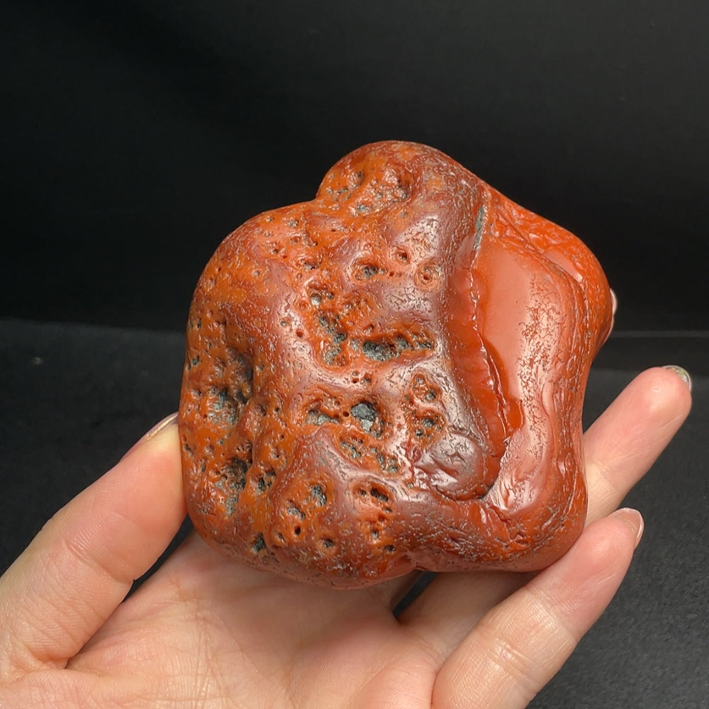 South Red Agate Ornament with Visible Organic Matter, Total Weight Approximately 308.57g