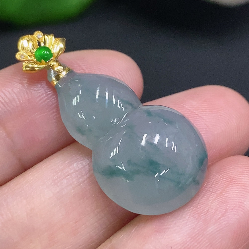 Jadeite Gourd Pendant with 18K Gold Clasp, Total Weight Approximately 4.5g