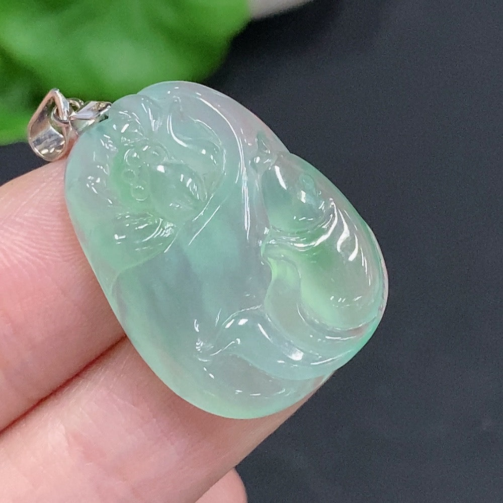 Jadeite Year-after-Year Abundance Pendant with 18K Gold Clasp, Total Weight Approximately 4.8 Grams