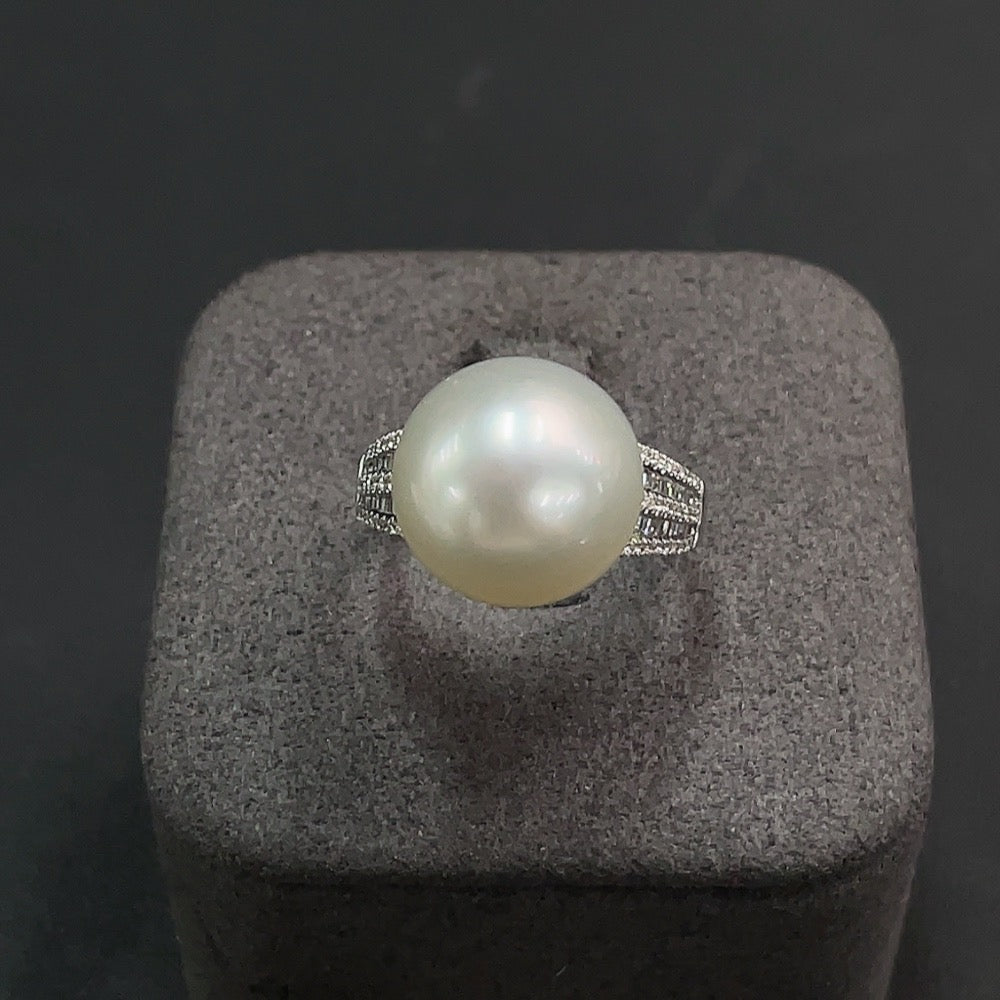Seawater Pearl Inlaid Ring 18k Gold Size 15 Approx. 13.1mm Total Weight Approx. 6.47g