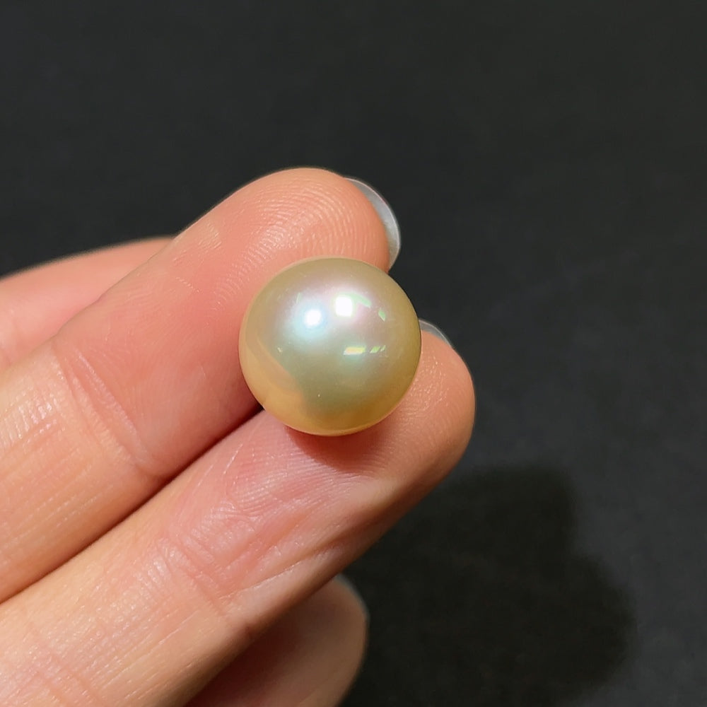 Seawater pearl pendant with diamonds in 18K gold, 12.4mm size, featuring a lustrous pearl and elegant diamond accents.