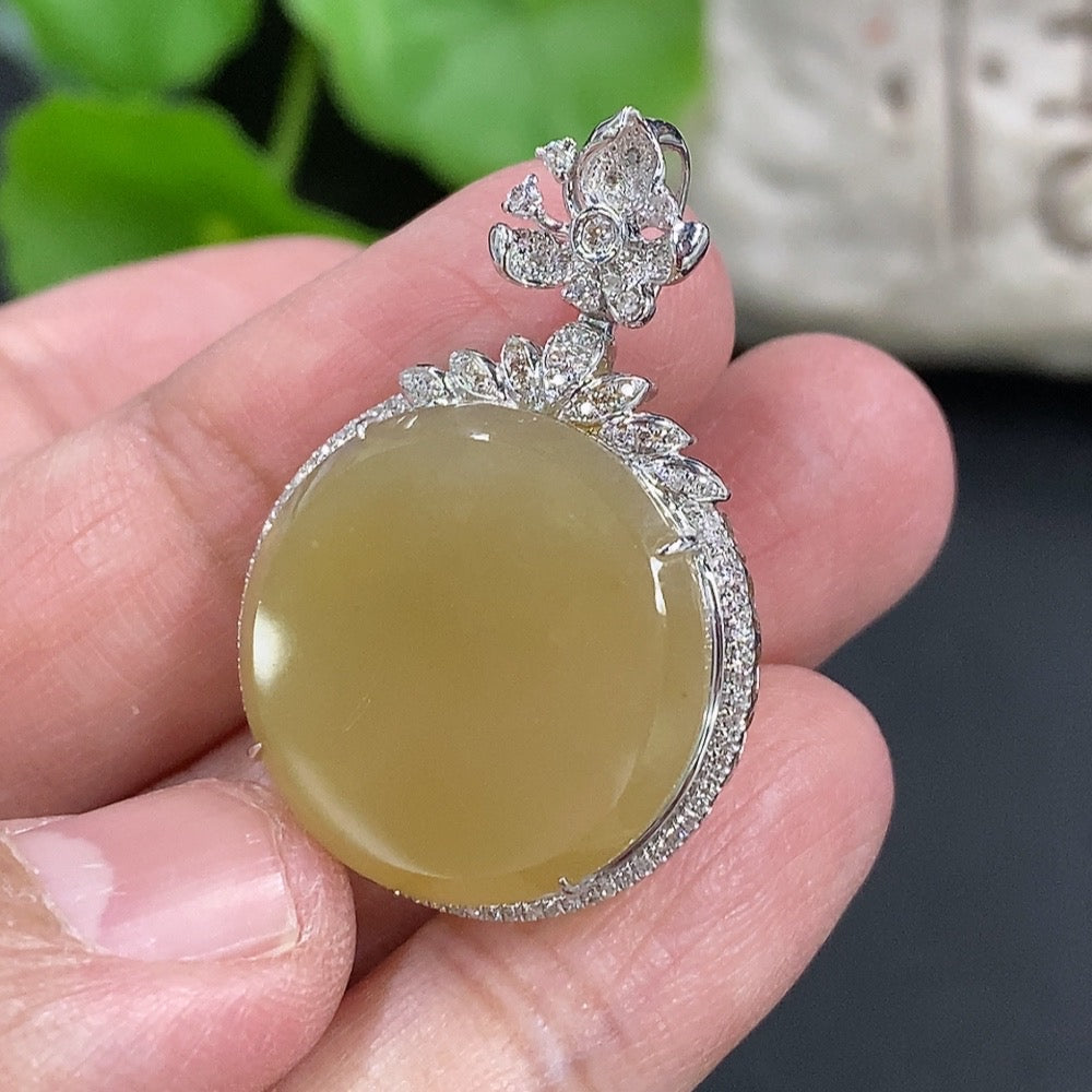 Jadeite Buddha Pendant with 18K Gold Clasp, Total Weight Approximately 4.5g, Set with Diamonds