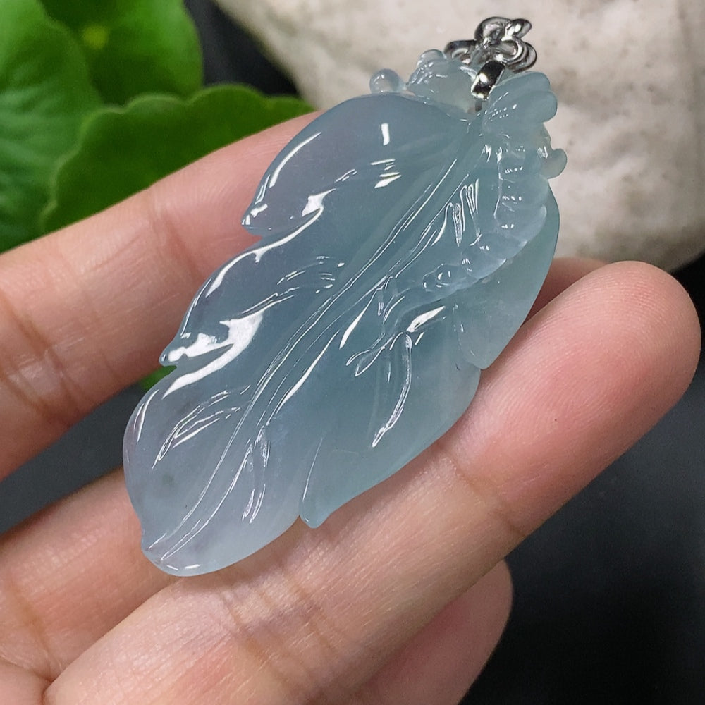 Jadeite Pendant - A Startling Debut with 18k Gold Clasp, Total Weight 18.879g