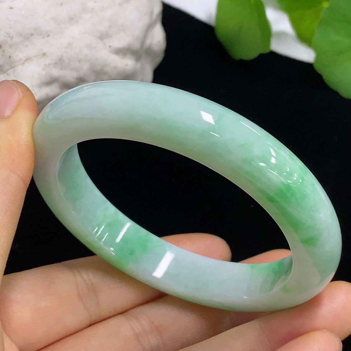 HKHQ jadeite round bangle, 55.4mm, approx. 57.1g, smooth polished jade jewelry with vibrant green color