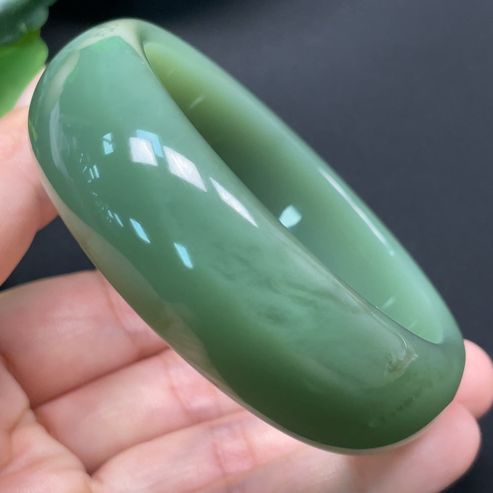 Round Hetian jade bracelet by HKHQ, 57.7mm diameter, weighs approximately 80.66g, showcasing smooth, polished jade beads.