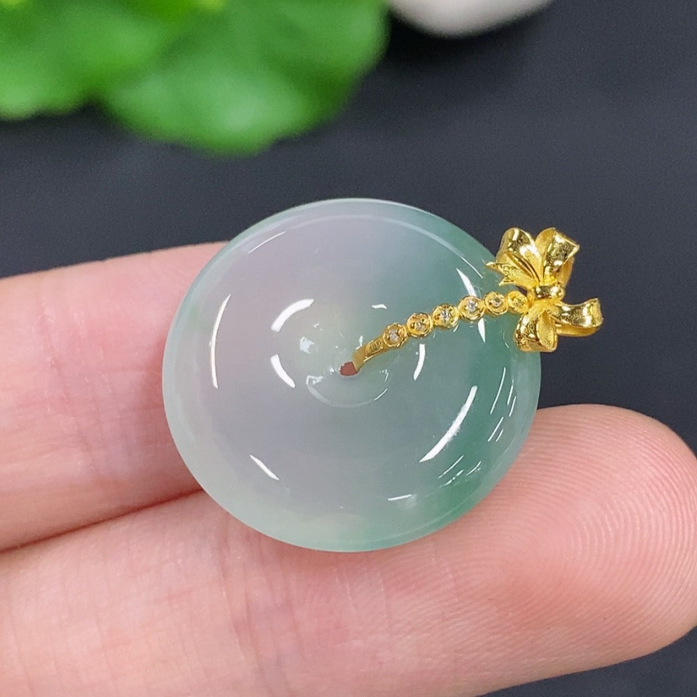 Jadeite Peace Knot with 18K Gold Clasp, Total Weight Approximately 4.6g, Non-Diamond